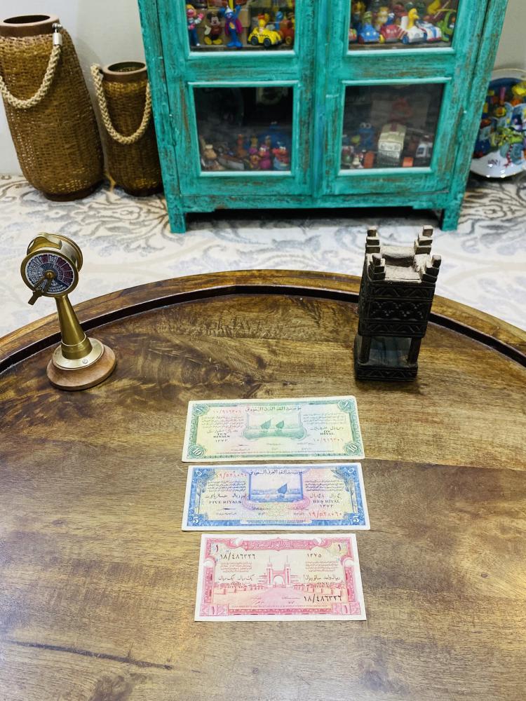 أول طقم عملات ورقية من مؤسسة النقد العربي السعودي ويسمى سند حج وهو عبارة عن ٣ فئات ١٠ و ٥ و ١ ريال  والتي أمر بطباعتها جلالة الملك عبدالعزيز رحمه الله؛ حالات ممتازة