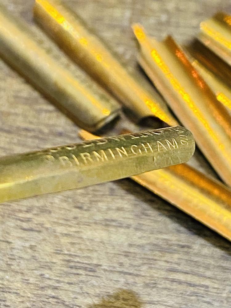 من البنود الشحيحة؛ علبة معدنية صغيرة بداخلها ريش أقلام مختلفة قديمة جداً عمرها قرابة المئة عام صناعة إنجليزية