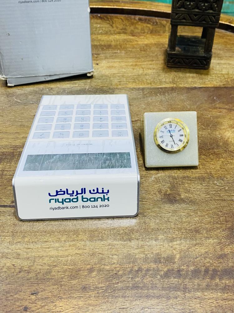 من النوادر؛ ساعة مكتبية بقاعدة رخامية ثقيلة الوزن إضافة إلى آلة حاسبة بكرتونها لم تستخدم على شكل جهاز سحب (نقاط البيع) من هدايا بنك الرياض جميعها تحتاج تبديل بطارية لذلك لم تجرّب والبيع كديكور السعر للجميع
