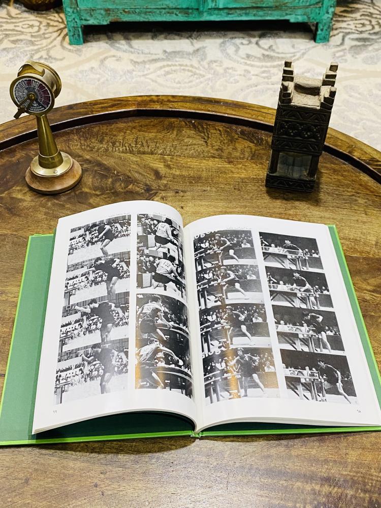 من النوادر؛ كتاب جميل جداً بغلاف كرتوني متين وطباعة فاخرة بعنوان تنس الطاولة طبع عام ١٣٩٩هـ ١٩٧٩م