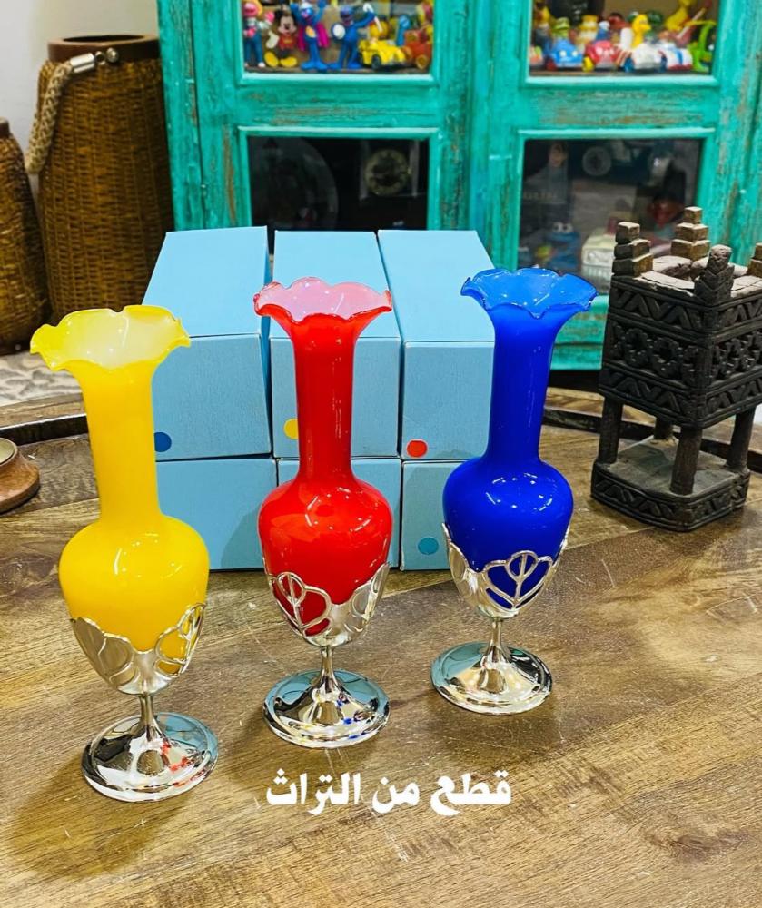 من النوادر؛ فازات جميلة جداً وقديمة من الزجاج والمعدن؛ بألوان زاهية؛ مخزنة تخزين ممتاز بالكرتون؛ صناعة اليابان  السعر للحبة الواحدة