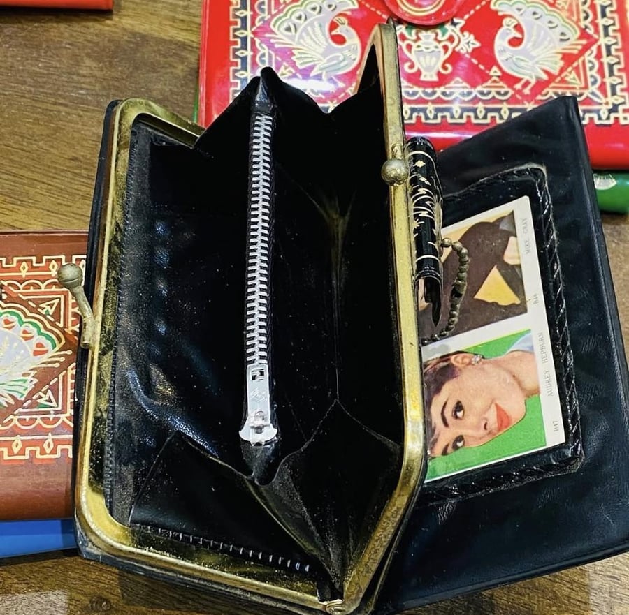 من النوادر بهذا الشكل؛ شنطة يد نسائية قديمة جداً عمرها أكثر من ٥٠ عام بداخلها عكسين ؛ مخزنة تخزين ممتاز لم تستخدم ؛ صناعة هونق كونق السعر للحبة الواحدة واللون حسب المتوفر