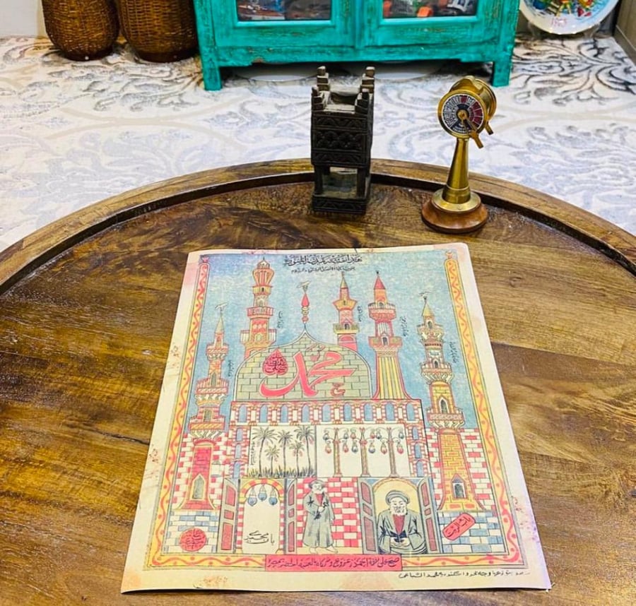 من البنود الشحيحة؛ عدد ٥ بوسترات حجم كبير ؛ الحرم المكي والمدني والمحمل المصري ؛ مقاس ٤٠سم في ٣٠سم؛ طبعة قديمة على ورق مقوّى لم تستخدم ومخزنة تخزين ممتاز ؛ مقتنى مميز للمتاحف ويمكن وضعها داخل إطار أو برواز