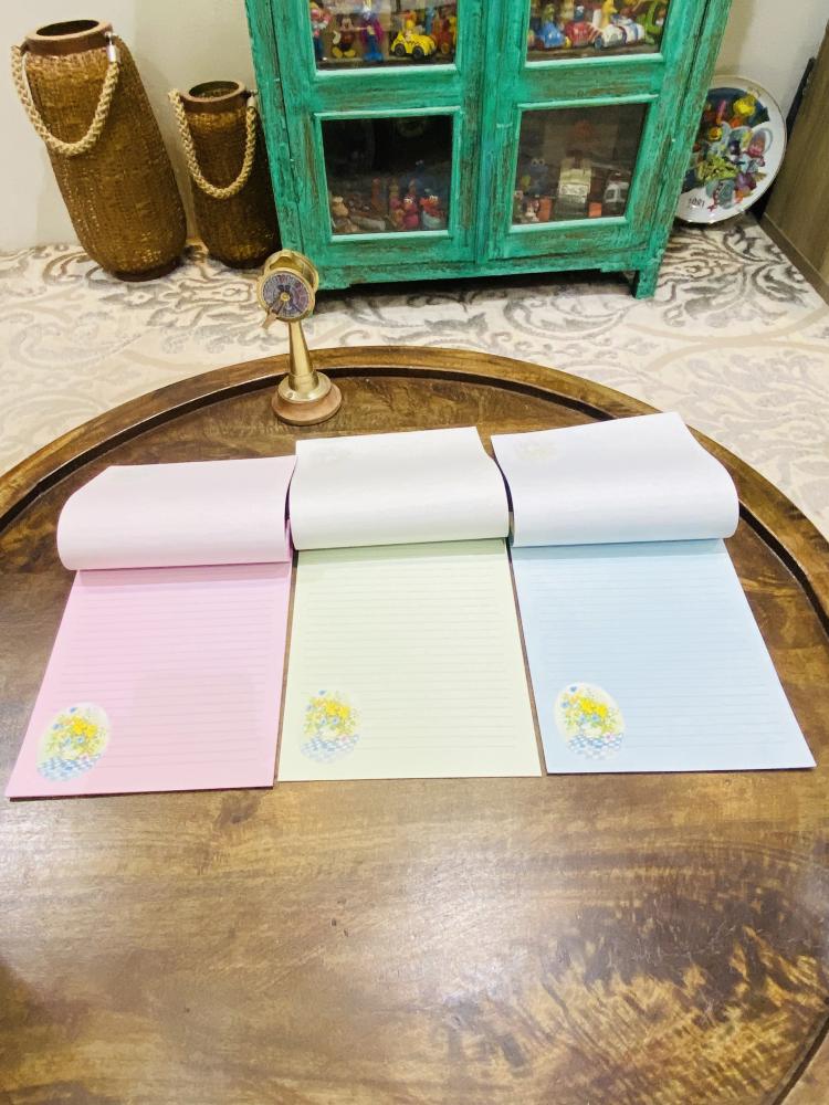 من البنود المميزة؛ نوت  بغلاف خارجي يحمل صور ورود جميلة؛ قديمة عمرها قرابة الـ ٤٠ عام مخزنة تخزين ممتاز لم تستخدم؛ صناعة تايوان السعر للحبة الواحدة واللون حسب المتوفر