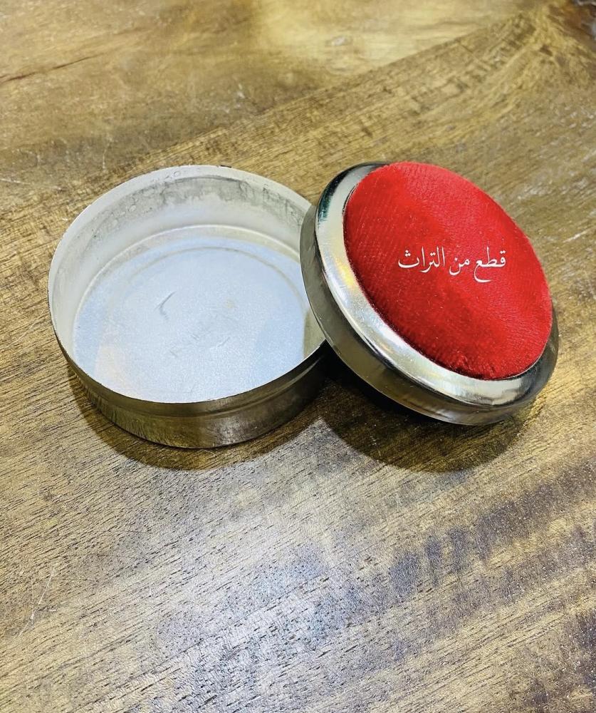 من النوادر؛ علبة معدنية قديمة مغطاة بديباج في الأعلى؛ كانت تستخدم للدبابيس السعر للحبة الواحدة واللون حسب المتوفر