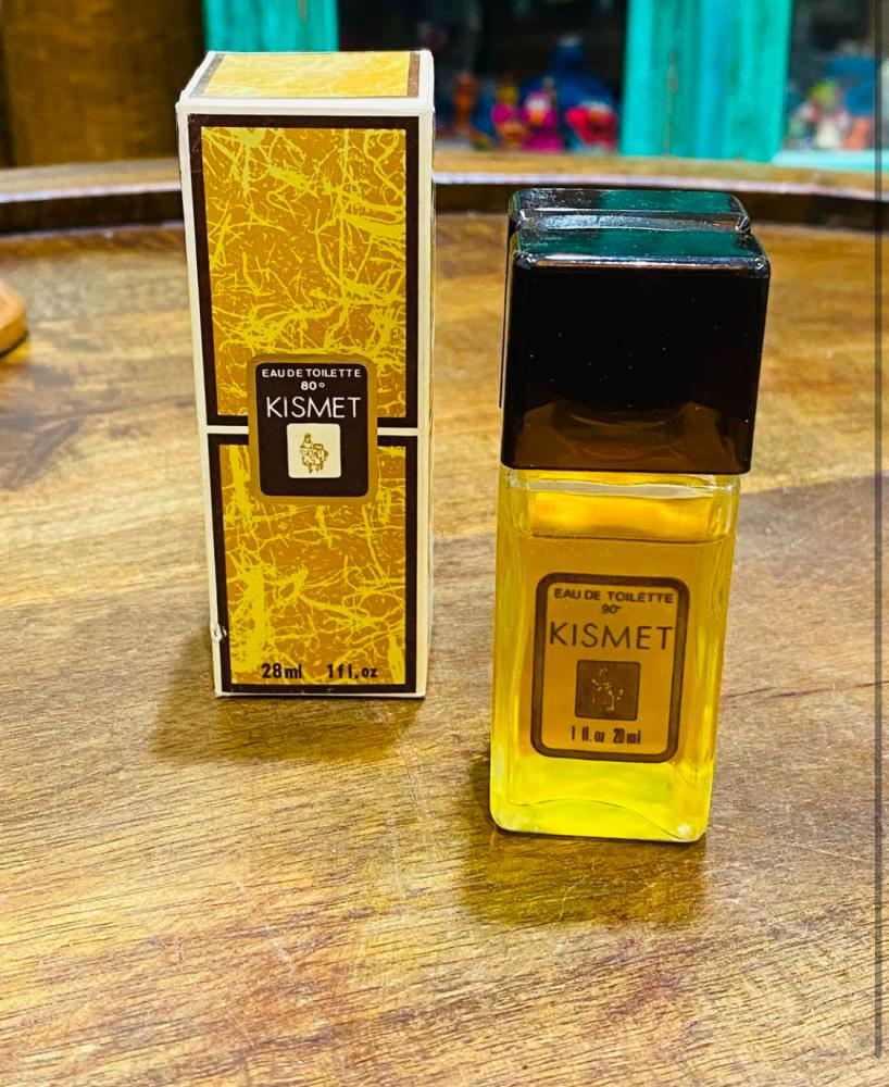 من النوادر؛ عطر صغير الحجم ٢٨ ملي؛ قديم جدا مخزن بالكرتون تخزين ممتاز؛ مكمل لركن العطور في المتحف؛ صناعة اليابان
