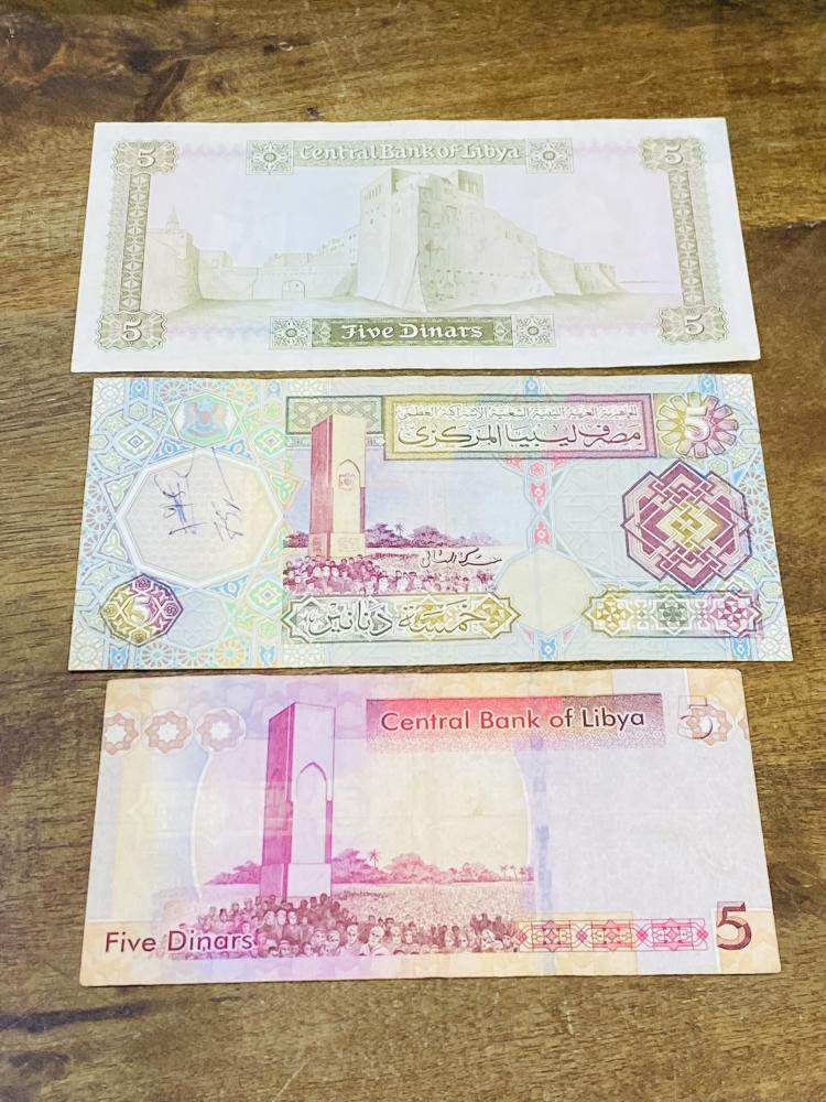 ٣ ورقات فئة ٥ دينار ليبي الإصدار الأول حالة ممتازة والخامس ممتازة مع وجود كتابة والسابع ممتازة