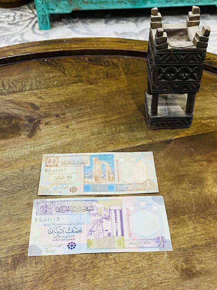 نصف وربع دينار ليبي الإصدار الخامس حالات جيدة جداً مع وجود قطع في فئة الربع موضح في الصور