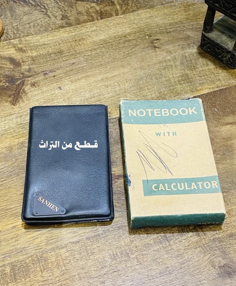 من النوادر؛ آلة حاسبة مع نوت داخل مغلف واحد بشكل جميل؛ قديمة مخزنة بالكرتون تخزين ممتاز لم تستخدم ولم تجرّب والبيع كتراث