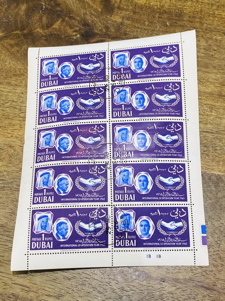 من البنود الشحيحة جداً؛ عدد ٥ شيتات طوابع كل شيت بعدد ١٠ طوابع؛ هذا الطابع بمناسبة سنة التعاون الدولي عام ١٩٦٥م بصور رؤساء الدول العربية؛ السعر للجميع