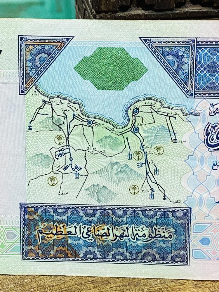 ٢٠ دينار ليبي تذكاري الإصدار الأول منظومه النهر الصناعي ومن الخلف صورة ملوك ورؤساء افريقيا مع ياسر عرفات حاله ممتازة