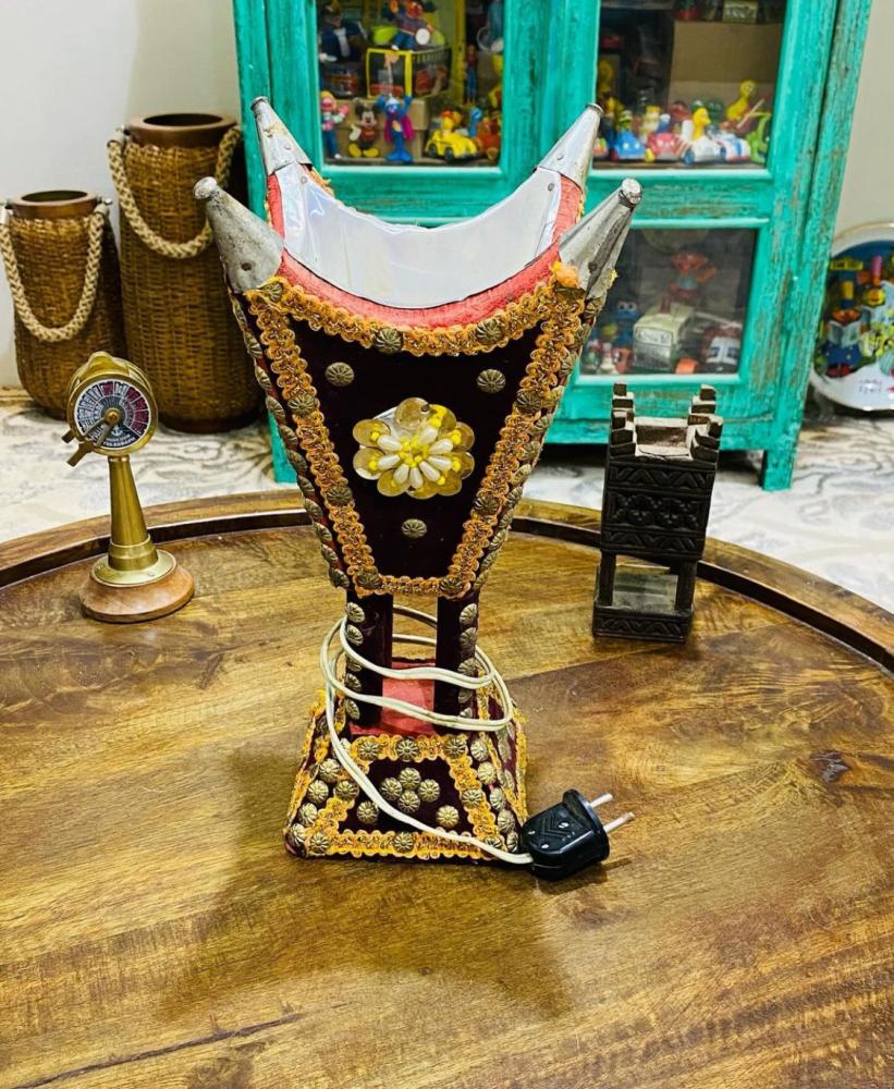 من البنود الشحيحة؛ مبخرة كهربائية من الخشب الطبيعي الثقيل الوزن ملبس بالديباج (المخمل) بطول ٣٢سم تقريباً؛ تعمل على الكهرباء؛ قديمة جداً وتعتبر من أوائل المباخر الكهربائية؛ مخزنة تخزين ممتاز لم تستخدم (تعتبر من المقتنيات عالية التميز)