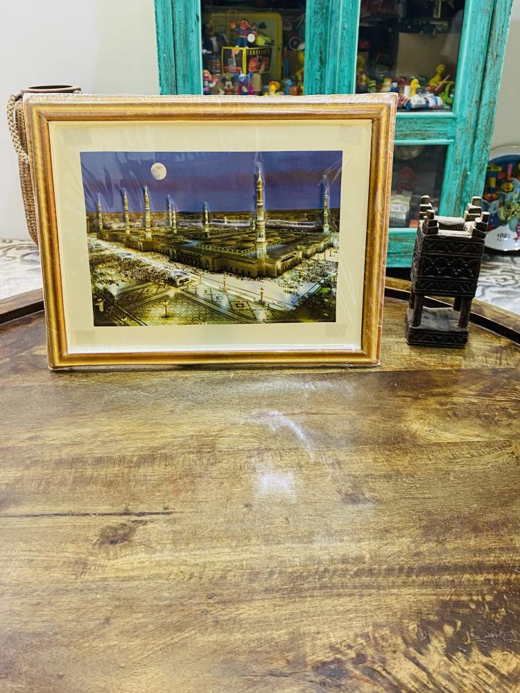 من البنود المميزة؛ لوحة بلاستيكية خفيفة الوزن بحجم ٣٠ سم في ٢٥ سم تحمل صورة الحرم المدني بشكل بارز (واضح في الصور) مخزنة بغلافها البلاستيكي
