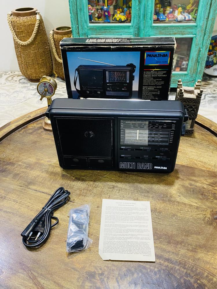 من النوادر؛ راديو كبير الحجم بشكل جميل مخزن تخزين ممتاز بالكرتون الخاص به إضافة لعلاقة للراديو داخل كيس نايلون إضافة إلى سلك كهربائي يعمل على البطارية والكهرباء خط ١١٠ و ٢٢٠ ڤولت عمره أكثر من ٣٠ عام