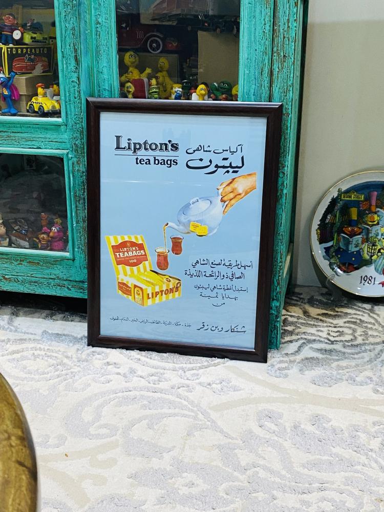 من البنود المميزة؛ دعاية شاي ليبتون بالشعار القديم في بداية الثمانينات الميلادية داخل إطار خشبي وبواجهة زجاجية بمقاس ٤٤سم في ٣٣سم