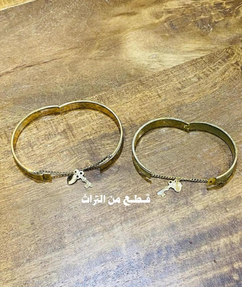 من البنود المميزة؛ سوارتين أم مفتاح وقلب بمقاسين مختلفين (نسائي وبناتي) متينة بغلافها الأصلي قابلة للتوسيع قديمة جداً؛ كانت من صوغة الحجاج؛ مخزنة تخزين ممتاز؛ صناعة هونق كونق؛ السعر للجميع