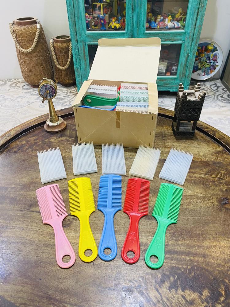 من النوادر؛ مشط أبو وردة أو أبو مراية ؛ غنية عن التعريف وهي أول دفعة لهذا الموديل في بداية الثمانينات الميلادية؛ بجودة عالية تخزينها ممتاز لم تستخدم؛ صناعة هونق كونق السعر للحبة الواحدة واللون حسب المتوفر