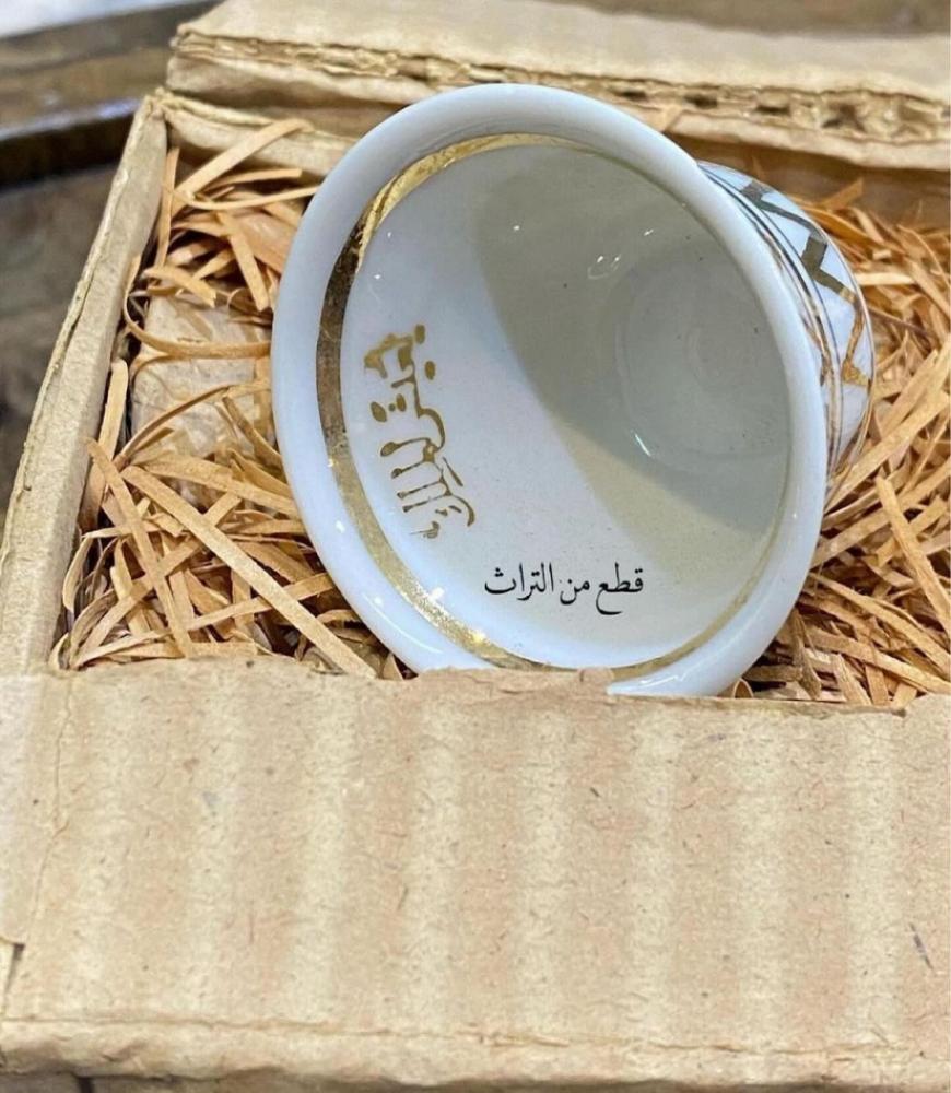 من أندر الفناجيل وأجملها؛ فنجال يعيش الملك مذهّب؛ صناعة يدوية؛ من مخرجات أحد القصور؛ يعود إلى أكثر من ٧٠ عام؛ بكرتونه الأصلي لم يستخدم؛ صناعة تشيكوسلوفاكيا؛ السعر للفنجال الواحد