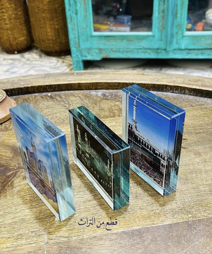 من البنود المميزة؛ قطعة زجاج ثقيلة الوزن تحمل صورتين للحرم مختلفة لكل وجه صورة السعر للحبة الواحدة