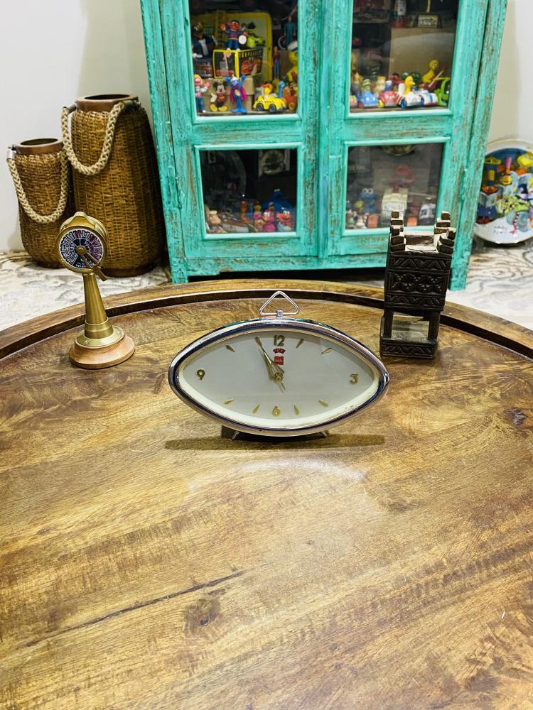 من البنود المميزة؛ ساعة مكتبية قديمة بلون مميز جداً (لم تجرب والبيع كتراث فقط)