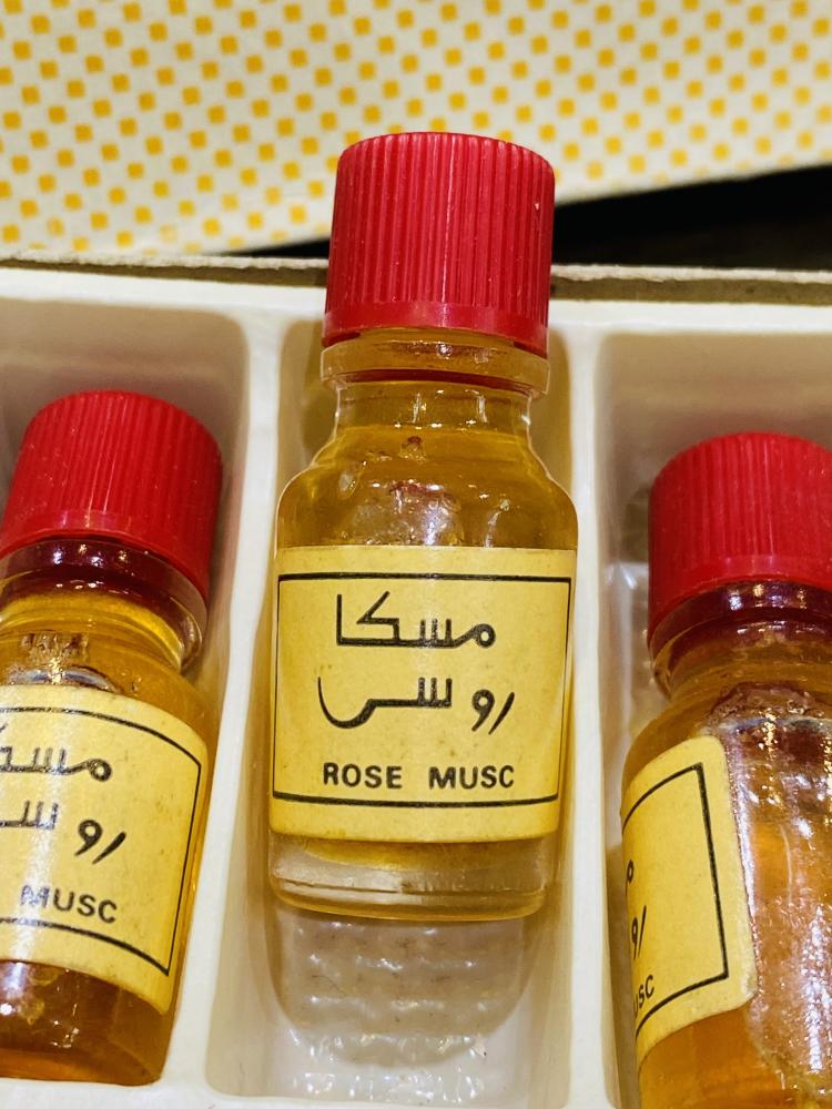 من البنود الشحيحة؛ كرتون يداخله عدد ١٢ غرشة صغيرة بداخلها عطر مسك قديم جداً صناعة فرنسا؛ برائحة جميلة جداً (غير صالح للإستخدام) السعر للكرتون كامل؛ يعنبر مقتنى عالي التميز