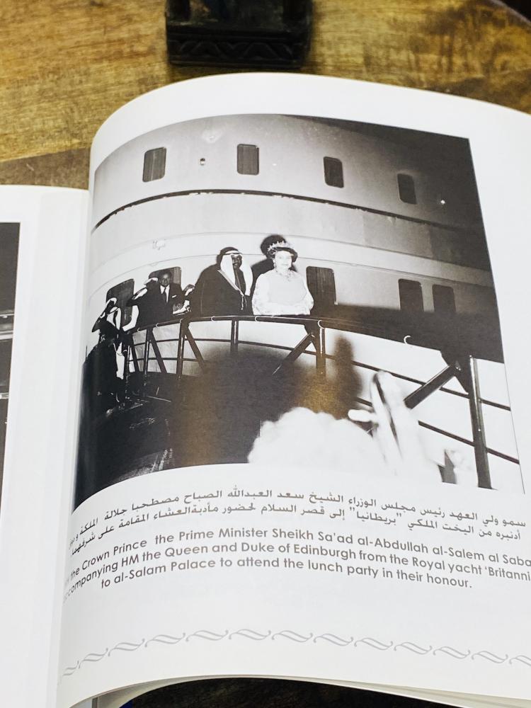 من النوادر؛ كتاب بطباعة فاخرة بعنوان الزيارة التاريخية للملكة أليزابيث الثانية لدولة الكويت في فبراير عام ١٩٧٩م؛ يحتوي على العديد من الصور التي لم تعرض إلا في هذا الكتاب لتلك الزيارة