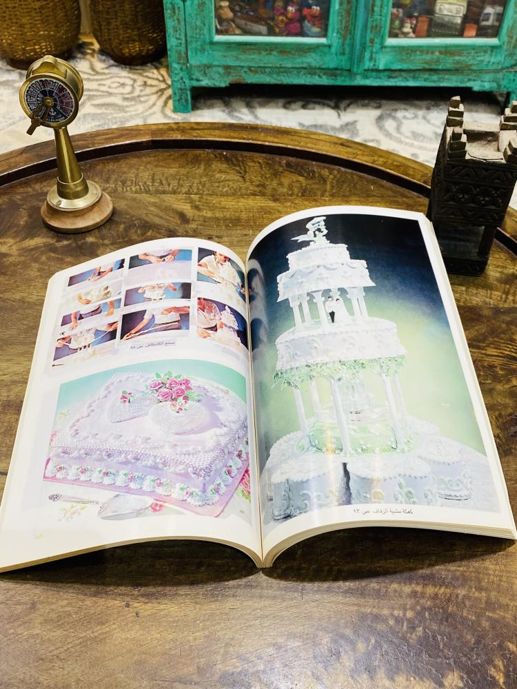 من النوادر؛ كتاب سكريات؛ كبير الحجم وفيه الكثير من الطرق لتحضير الحلويات؛ مخزن تخزين ممتاز لم يستخدم الطبعة الأولى عام ١٩٩٣م
