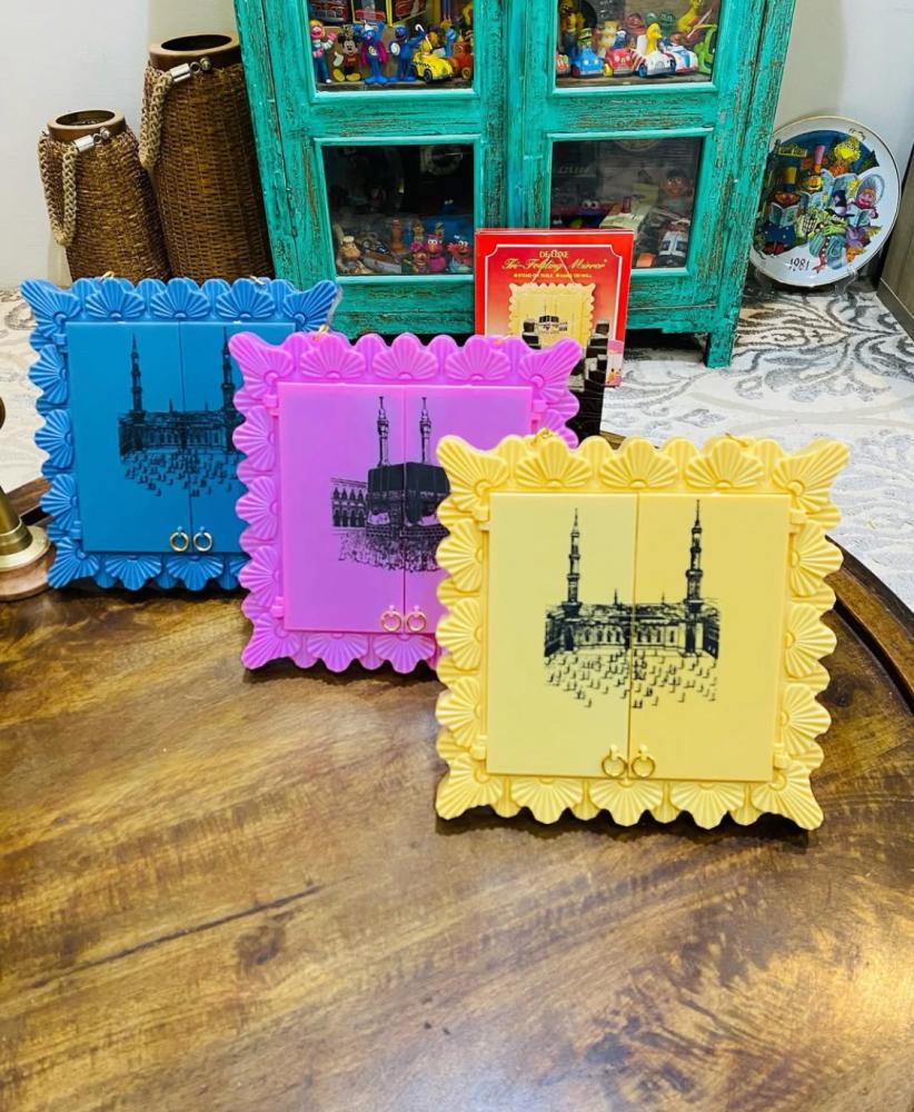 From the gifts of the pilgrims in the past; a scene carrying an image of the Grand Mosque or the Prophet's Mosque and the scene opens with two doors on three mirrors as shown in the pictures; stored in cardboard with excellent storage, unused for about 45