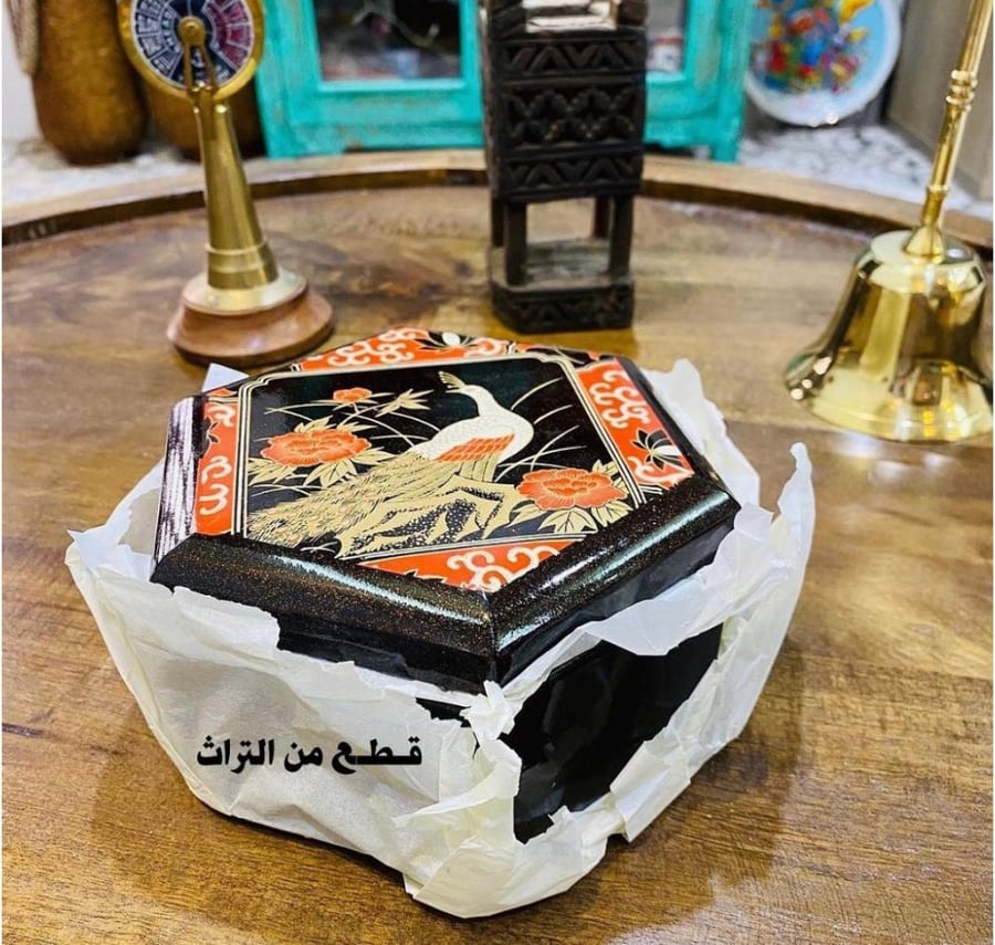 من النوادر؛ عدد ٣ علب قديمة مخزنة لم تستخدم تحمل رسومات جميلة داخل كرتونها الأصلي عمرها قرابة الـ ٥٠ عام ؛ صناعة اليابان .