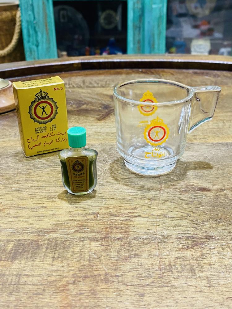 من النوادر؛  دهن أو زيت ماركة الوسام الذهبي إنتاج عام ١٩٨٦م؛ إضافة إلى كأس زجاجي دعائي لنفس الشركة قديمة مخزنة تخزين ممتاز لم تستخدم (بند متحفي مميز) السعر للكأس مع كرتون الزيت  وبالإمكان شراء قطعة واحدة حسب الإختيار