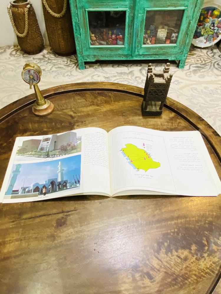 من النوادر؛ ومن مطبوعات المؤسسة العامة للموانئ بعنوان ميناء الملك عبدالعزيز بالدمام طبع في عهد الملك خالد رحمه الله؛ يحمل العديد من الصور الجميلة