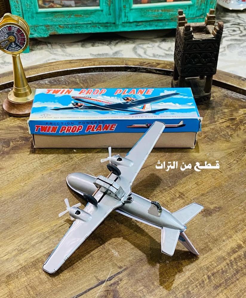 من النوادر؛ طيارة من الصاج حجمها كبير نسبياً قديمة مخزنة بالكرتون تخزين ممتاز؛ عند تحريك كفراتها تتحرك المراوح معها؛ صناعة اليابان