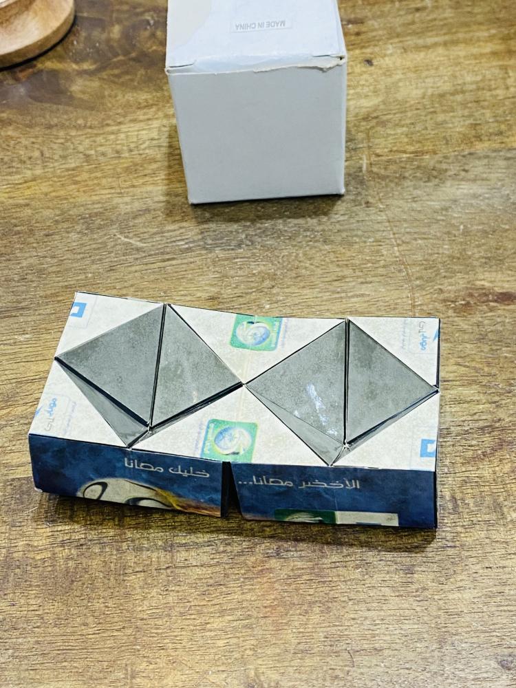 من البنود المميزة من هدايا موبايلي؛ مكعبين قابلة للحركة وكل شكل يتكون يكون بصورة مختلفة كما هو واضح في الصور السعر للجميع