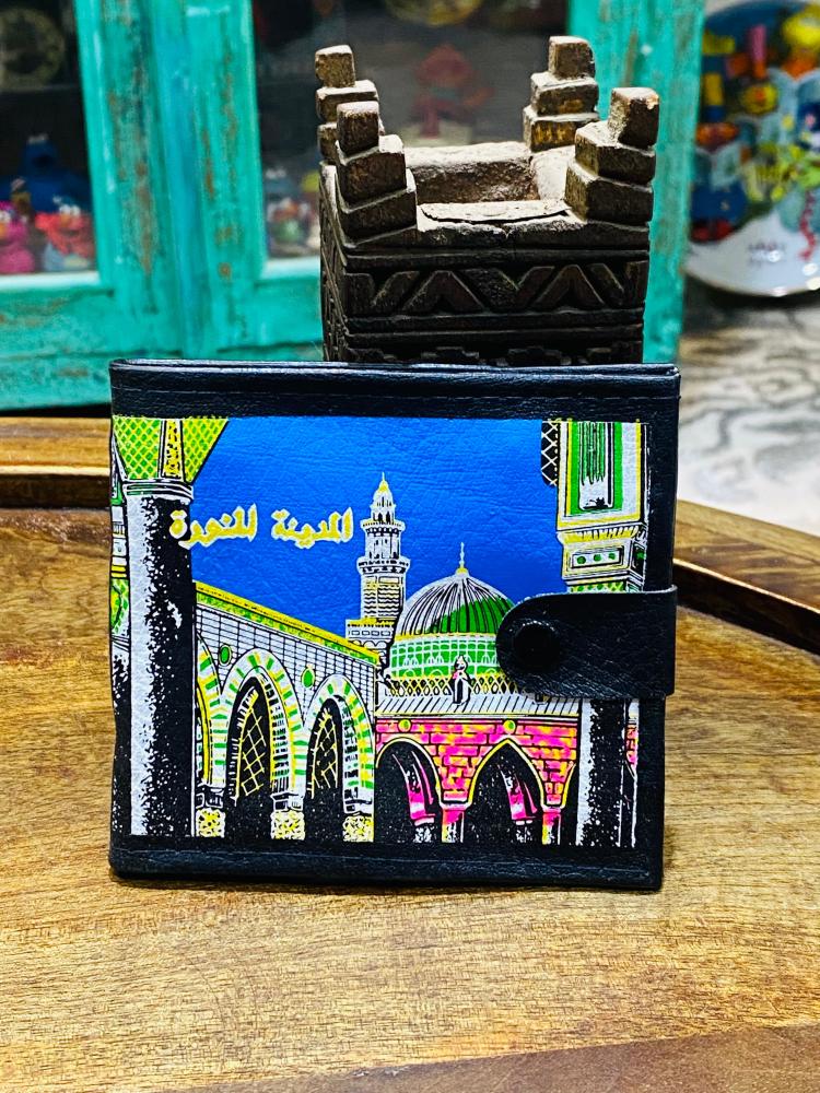 من النوادر؛ محفظة نقود ( بوك ) جميلة جداً بلونين مختلفين؛ الأول بصور الحرم المكي والثاني بصورة الحرم المدني؛ اشتهرت فترة الثمانينات الميلادية مخزنة تخزين ممتاز لم تستخدم؛ السعر للحبة الواحدة والشكل حسب الاختيار