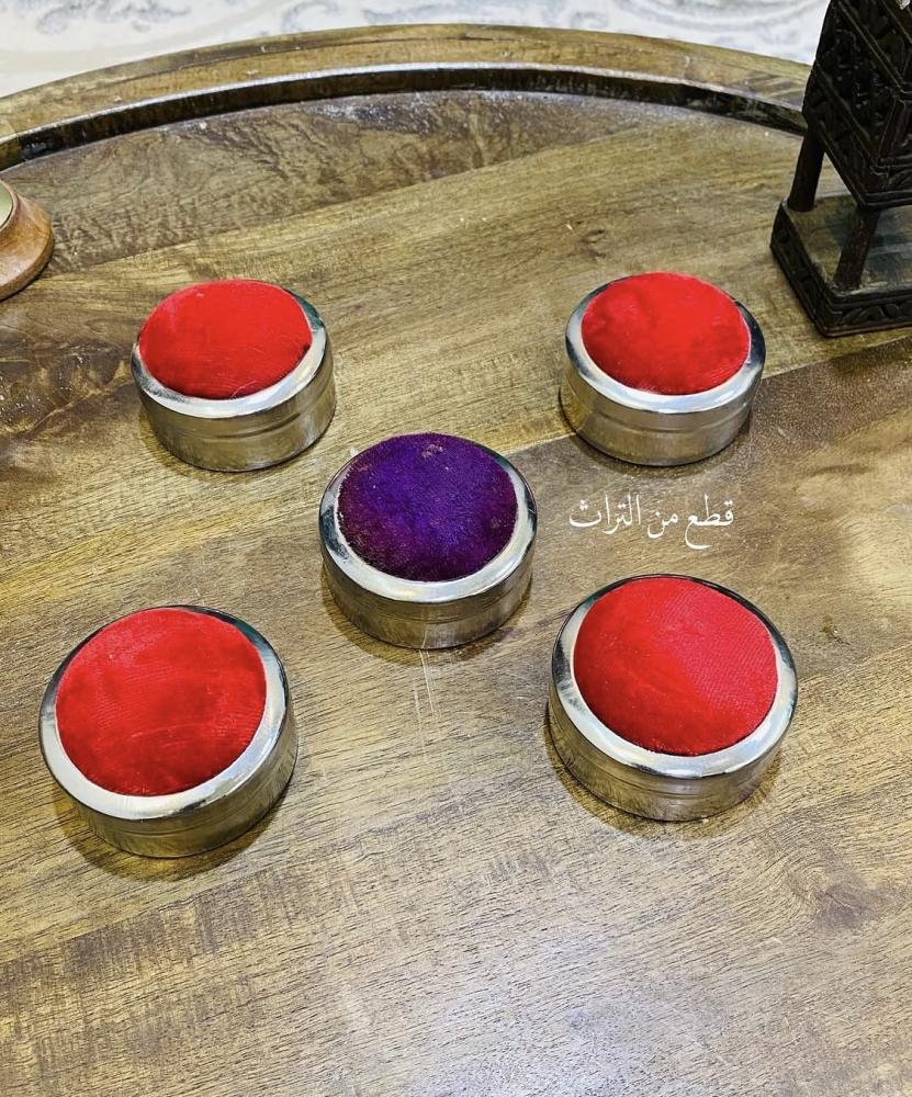 من النوادر؛ علبة معدنية قديمة مغطاة بديباج في الأعلى؛ كانت تستخدم للدبابيس السعر للحبة الواحدة واللون حسب المتوفر