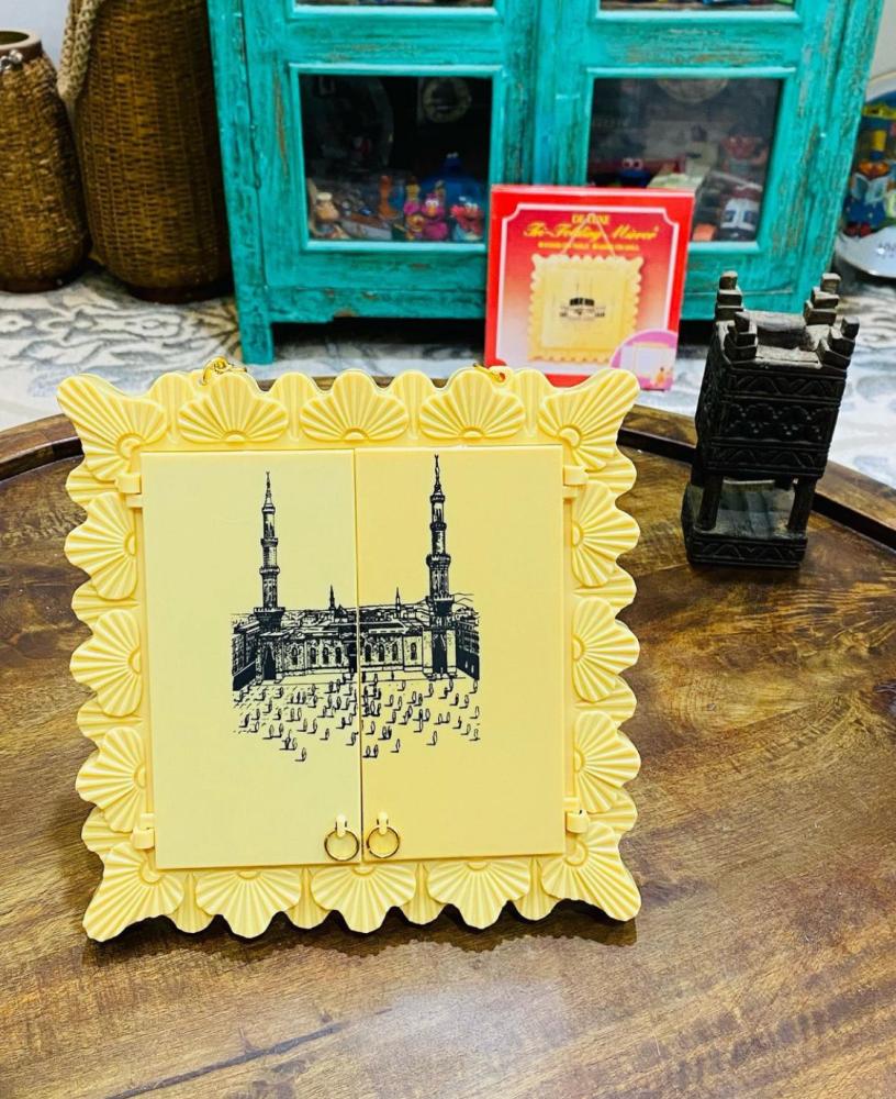 From the gifts of the pilgrims in the past; a scene carrying an image of the Grand Mosque or the Prophet's Mosque and the scene opens with two doors on three mirrors as shown in the pictures; stored in cardboard with excellent storage, unused for about 45