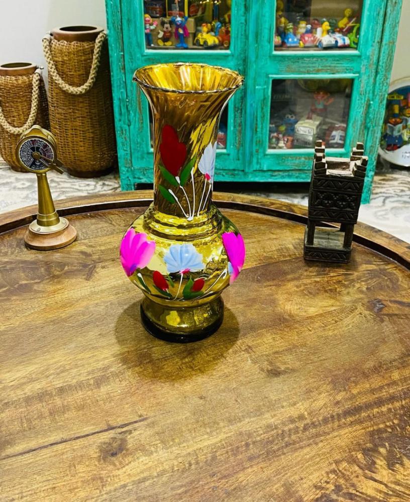 من النوادر؛ فازة مصنوعة يدوياً من الزجاج؛ اشتهرت أوائل السبعينات الميلادية أي من قرابة الخمسين عام (تعتبر قطعة متحفية من الدرجة الأولى)