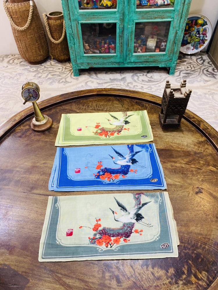 من النوادر؛ منديل قطن ١٠٠٪ بحجم ٣٠سم في ٣٠سم قديم جداً عمره أكثر من ٥٠ عام متوفر بثلاث ألوان حسب الاختيار والسعر للمنديل الواحد؛ صناعة جمهورية الصين الشعبية