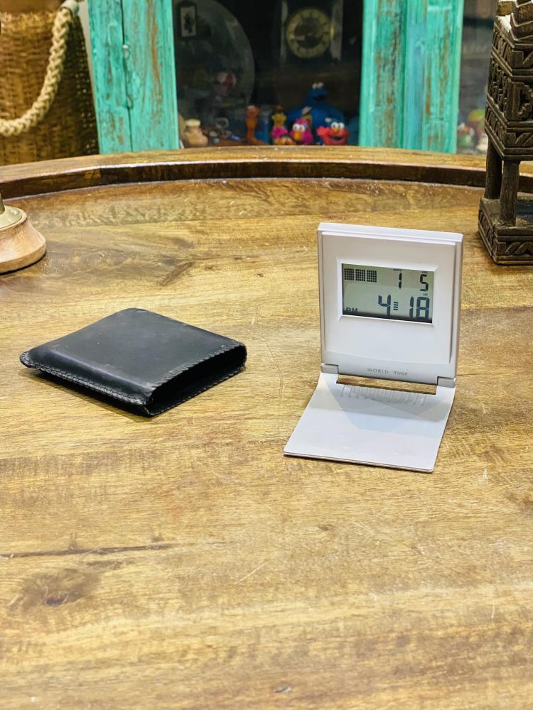 من البنود المميزة؛ ساعة مكتبية قابلة للسفط بجراب جلد أسود أنيق جداً