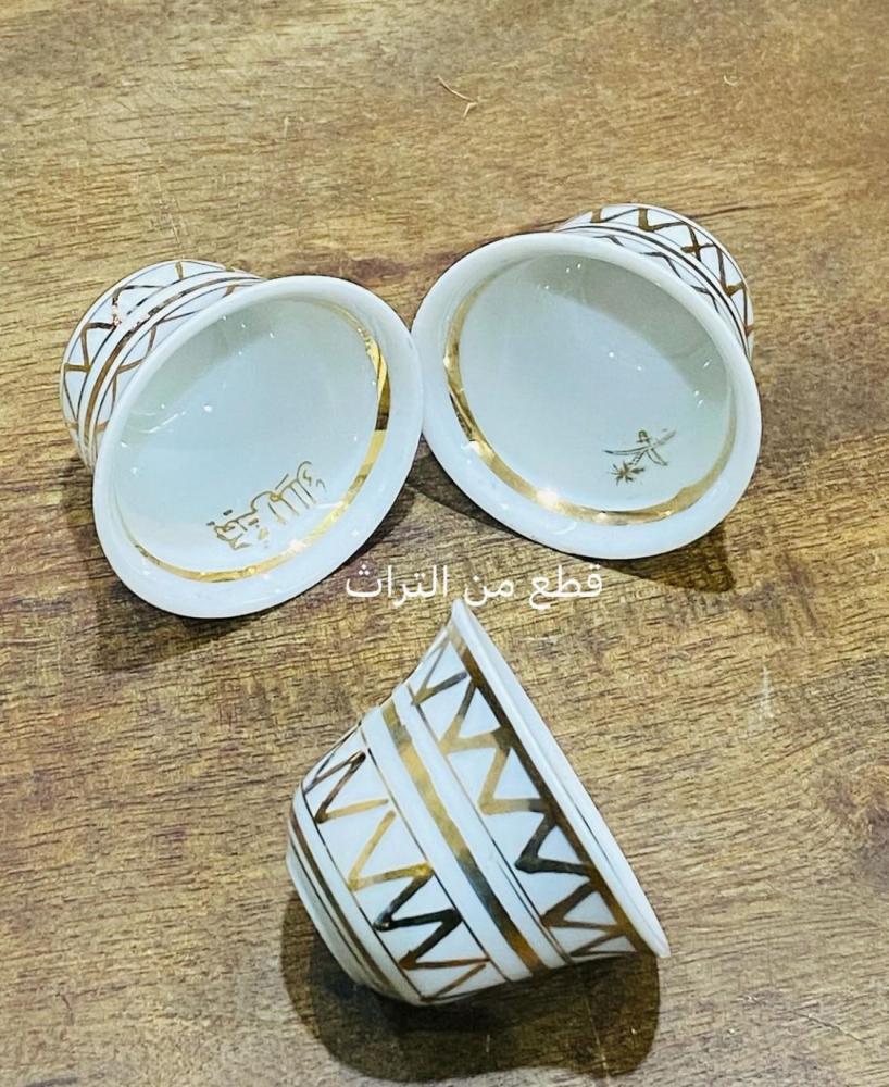 من أندر الفناجيل وأجملها؛ فنجال يعيش الملك مذهّب؛ صناعة يدوية؛ من مخرجات أحد القصور؛ يعود إلى أكثر من ٧٠ عام؛ بكرتونه الأصلي لم يستخدم؛ صناعة تشيكوسلوفاكيا؛ السعر للفنجال الواحد