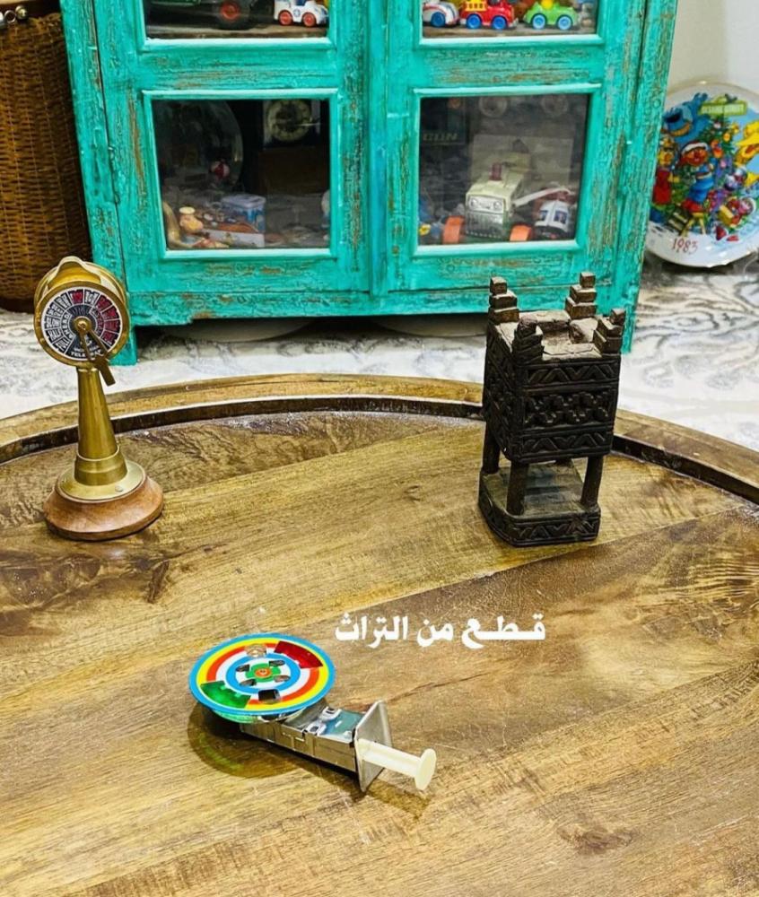 من البنود الشحيحة؛ ومن أقدم ألعاب الصاج وأجملها كانت من هدايا الحجاج قديماً؛ تعمل بالضغط على الزر البلاستيكي وتدور اللعبة ومع الدوران ينتج توليد شرار ملون حسب لون البلاستيك كما هو واضح؛ قديمة جداً مخزنة تخزين ممتاز لم تستخدم؛ صناعة اليابان
