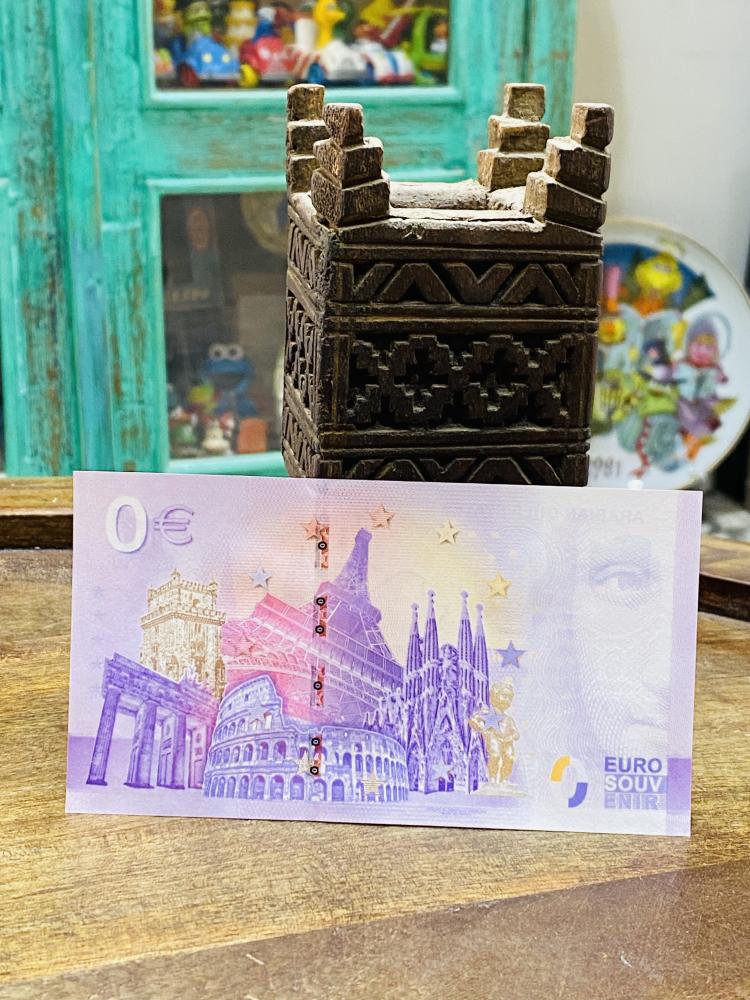 من البنود التذكارية المميزة؛ عملة تذكارية زيرو يورو بحالة (آنسر)؛ تحتوي على خريطة دول الخليج ومعلم لكل دولة وفي وسط خريطة المملكة صورة الحرم المكي؛ يعتبر من البنود المميزة لهواة جمع العملات