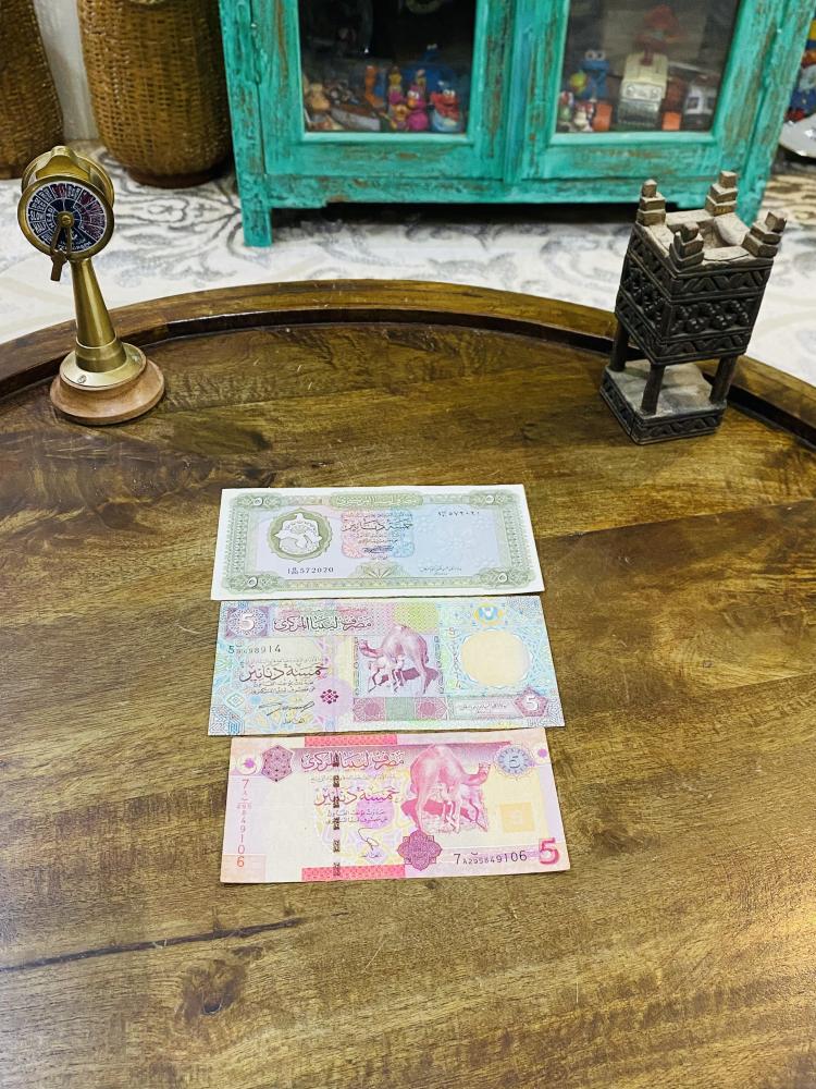 ٣ ورقات فئة ٥ دينار ليبي الإصدار الأول حالة ممتازة والخامس ممتازة مع وجود كتابة والسابع ممتازة
