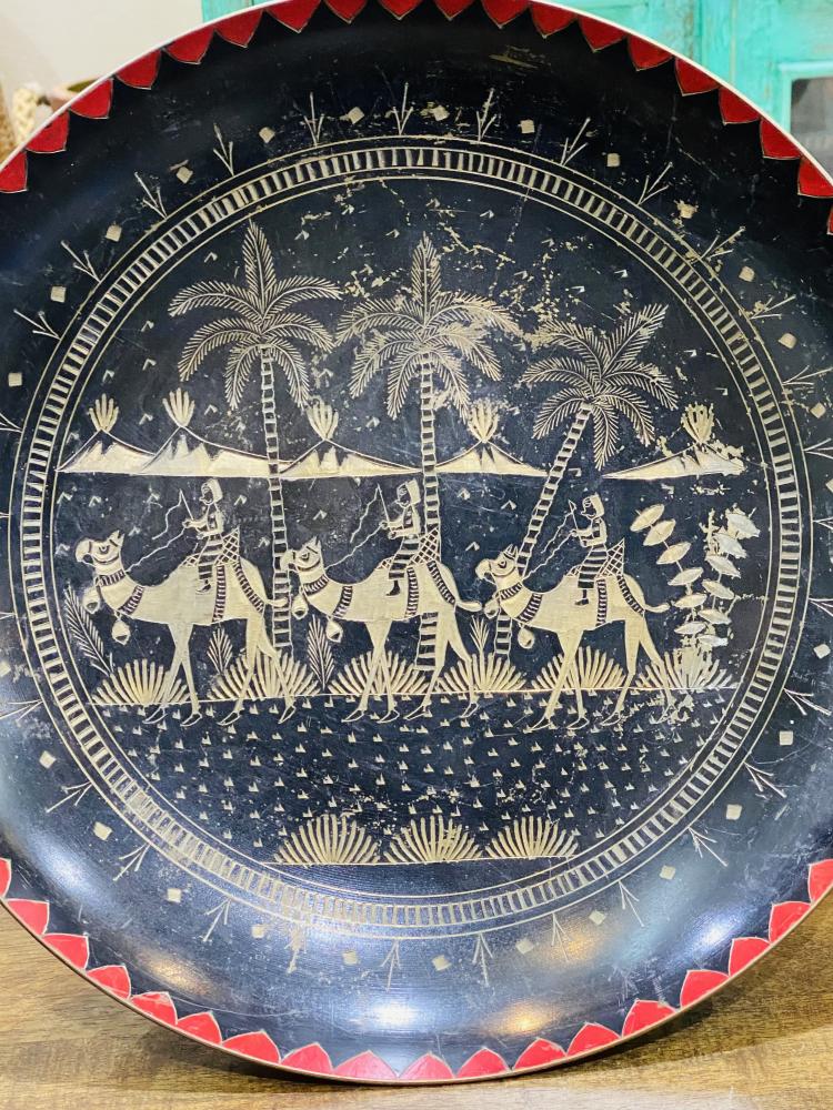 من النوادر؛ صحن نحاس أحمر قديم وثقيل الوزن قطرة ٣٠ سم بقاعدة نحاسية؛ منحوت عليه رسومات جميلة (بند متحفي)