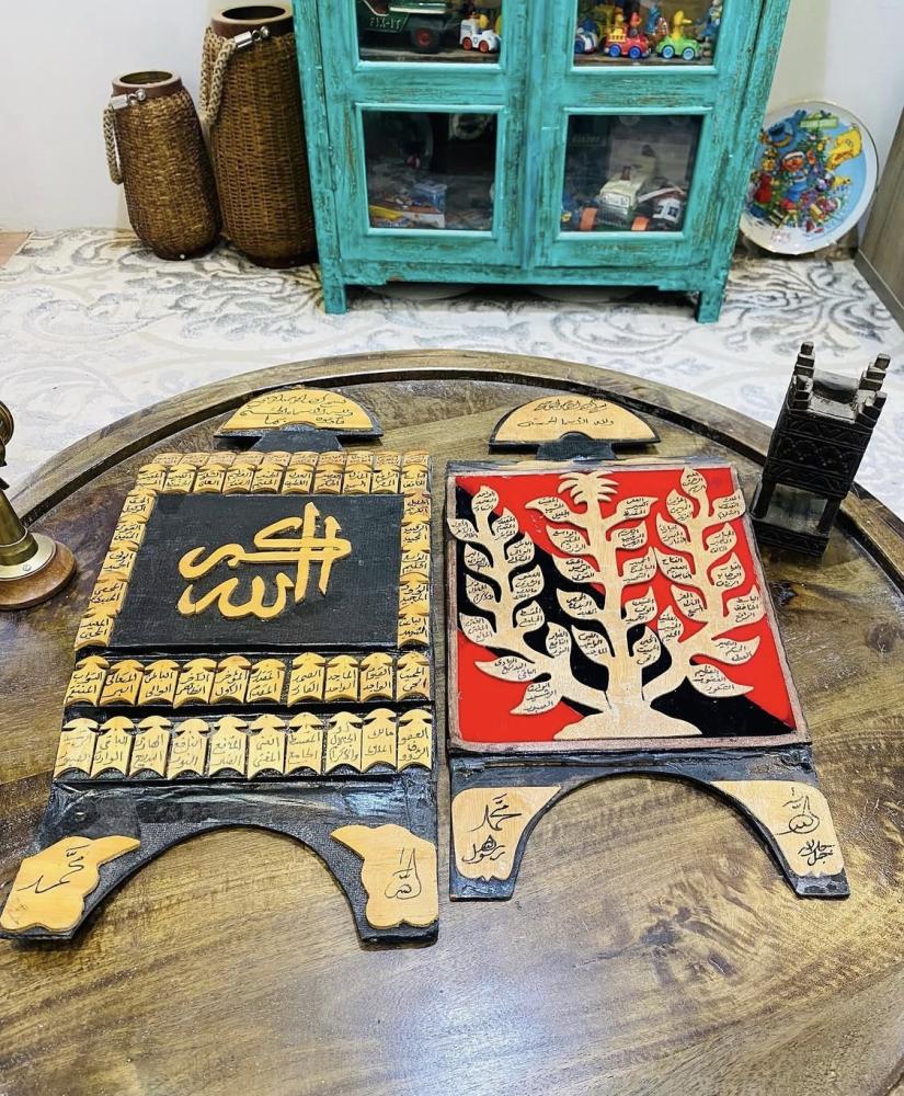 من النوادر؛ قطعتين من الخشب من العمل اليدوي المتقن القديم عليها أسماء الله الحسنى بشكل منظّم وجميل السعر للقطعتين