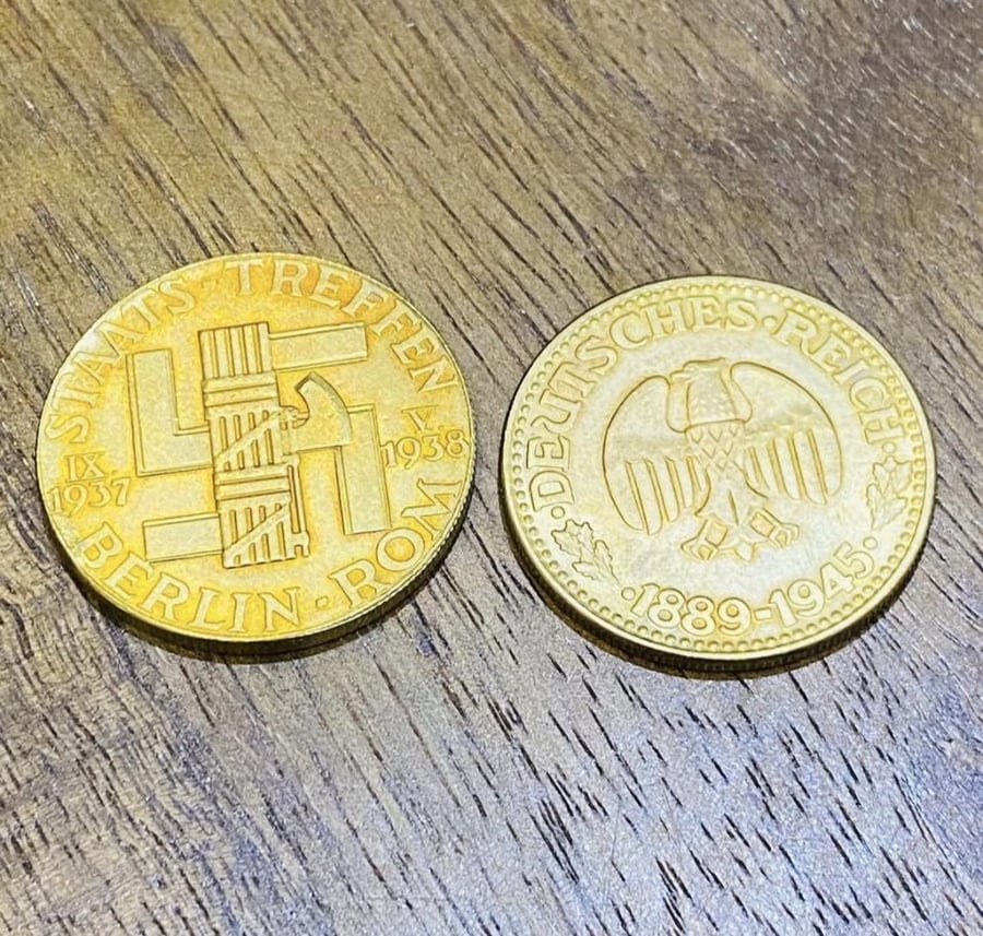 من النوادر؛ ميداليتين نازية متوسطة الحجم من المعدن الثقيل بلون ذهبي مؤرخة بعام ١٩٤٥م ؛ عليها شعار النازية وصورة لأدولف هتلر بشكل بارز السعر للجميع