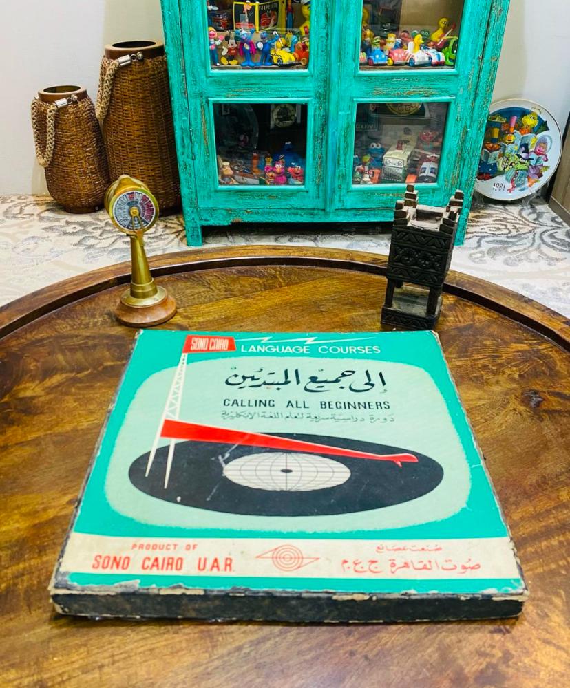 من القطع المتحفية الجميلة؛ صندوق بداخله عدد ٣ اسطوانات لتعليم اللغة الإنجليزية؛ قديمة جداً مخزنة لم تستخدم؛ مقتنى متميز