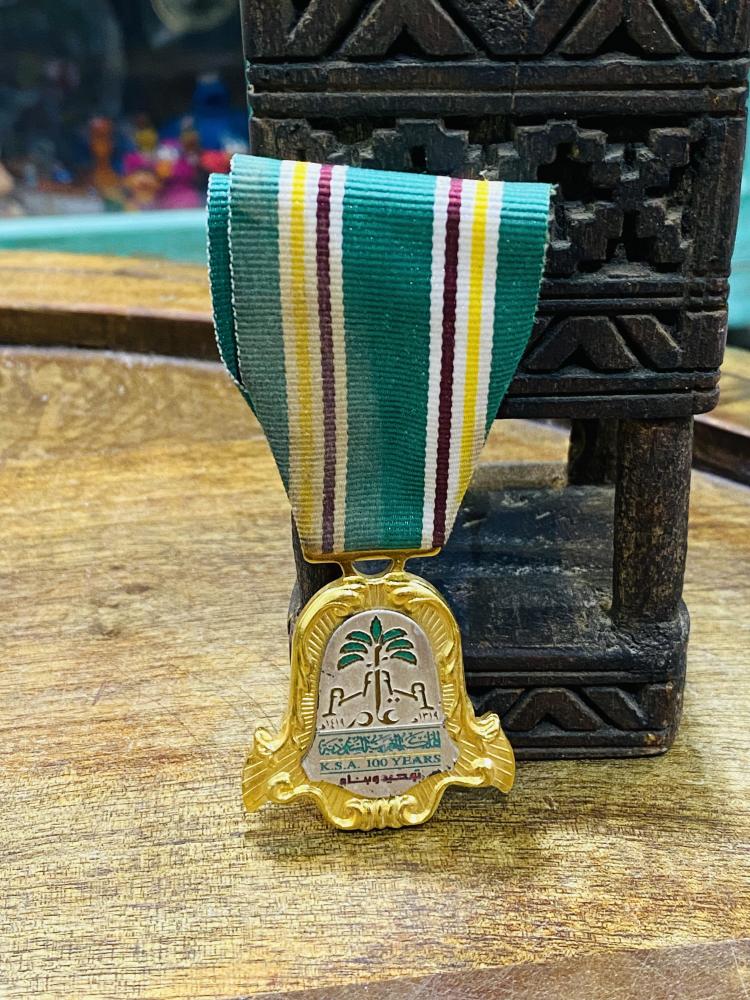 من البنود المميزة؛ ميدالية المئوية وبوصلة صناعة تايوان داخل مغلف أخضر السعر للجميع