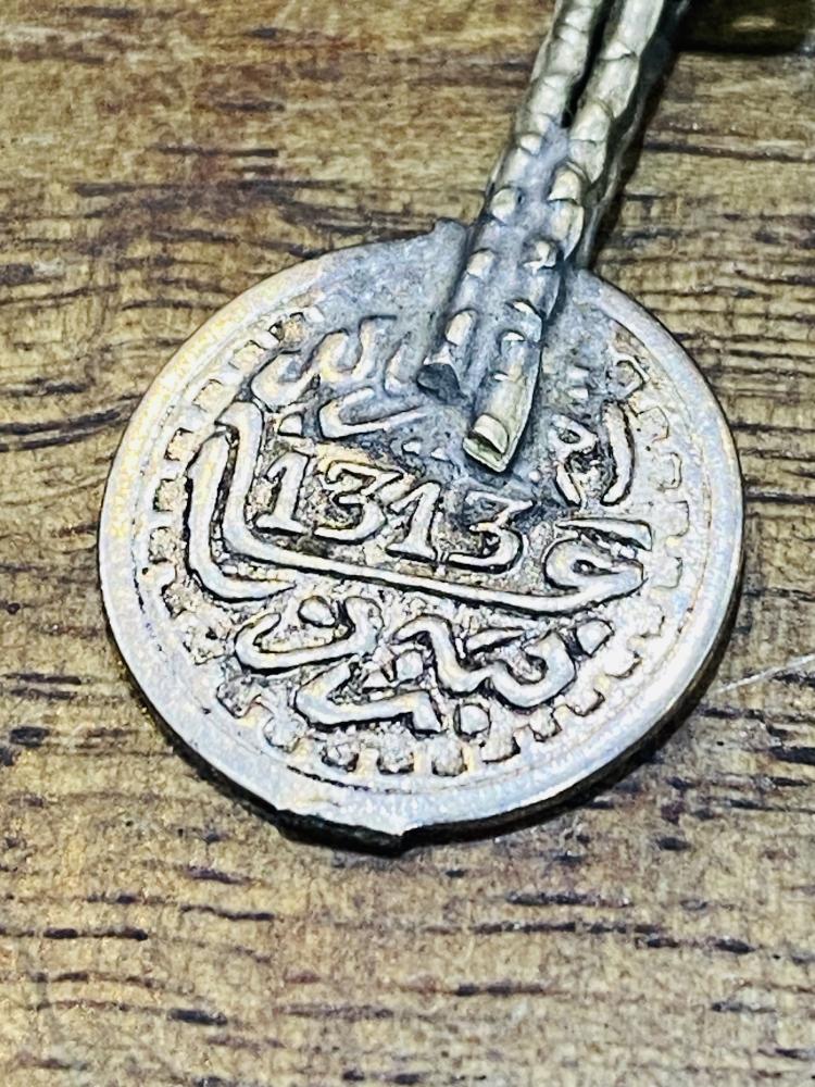 من البنود الشحيحة جداً؛ مشبك بدبوس حاد فضة بربري عمل يدوي يتوسطه حجر ياقوت طبيعي قديم جداً عرقي به ٣ عملات مغربية فضة عيار ٨٣٥ من عام ١٣١٣هـ  عمره أكثر من ١٣٠ عام بوزن ٢٢ جرام