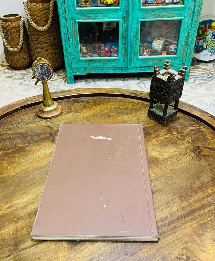 من البنود المميزة؛ عدد ٧ دفاتر سجلات كبيرة الحجم قديمة جميعها مسجل بداخلها الفواتير والمشتريات لأحد المحلات التجارية عام ١٤١٣هـ؛ السعر للجميع